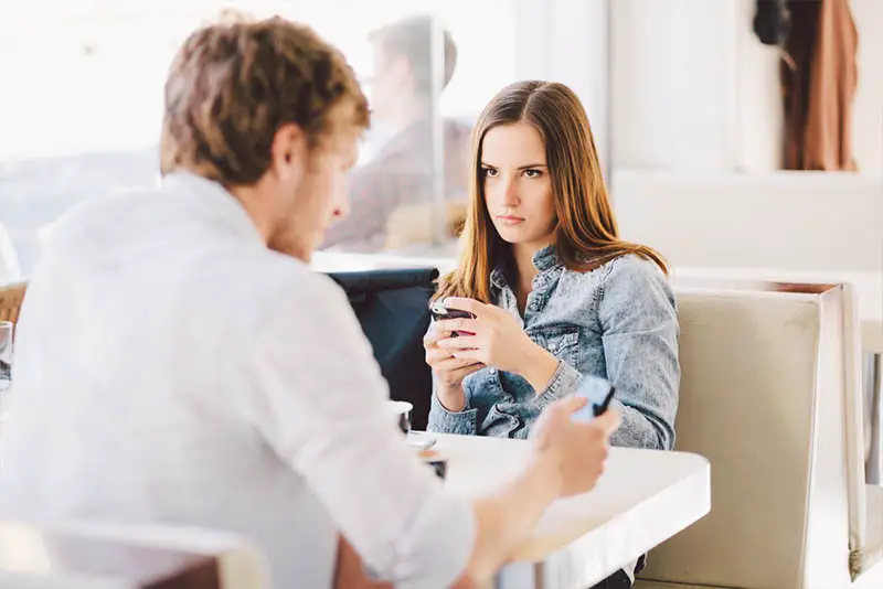 8 crappy things men do when they want to break up